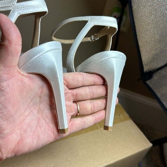 NWOT β’ Rider Stiletto Heel β’ Badgley Mischka β’ Size 8.5 β’ ππ β’ Soft White - Picture 15 of 15